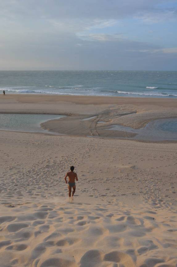 Descendo a duna para o mar, em Galinhos - RN